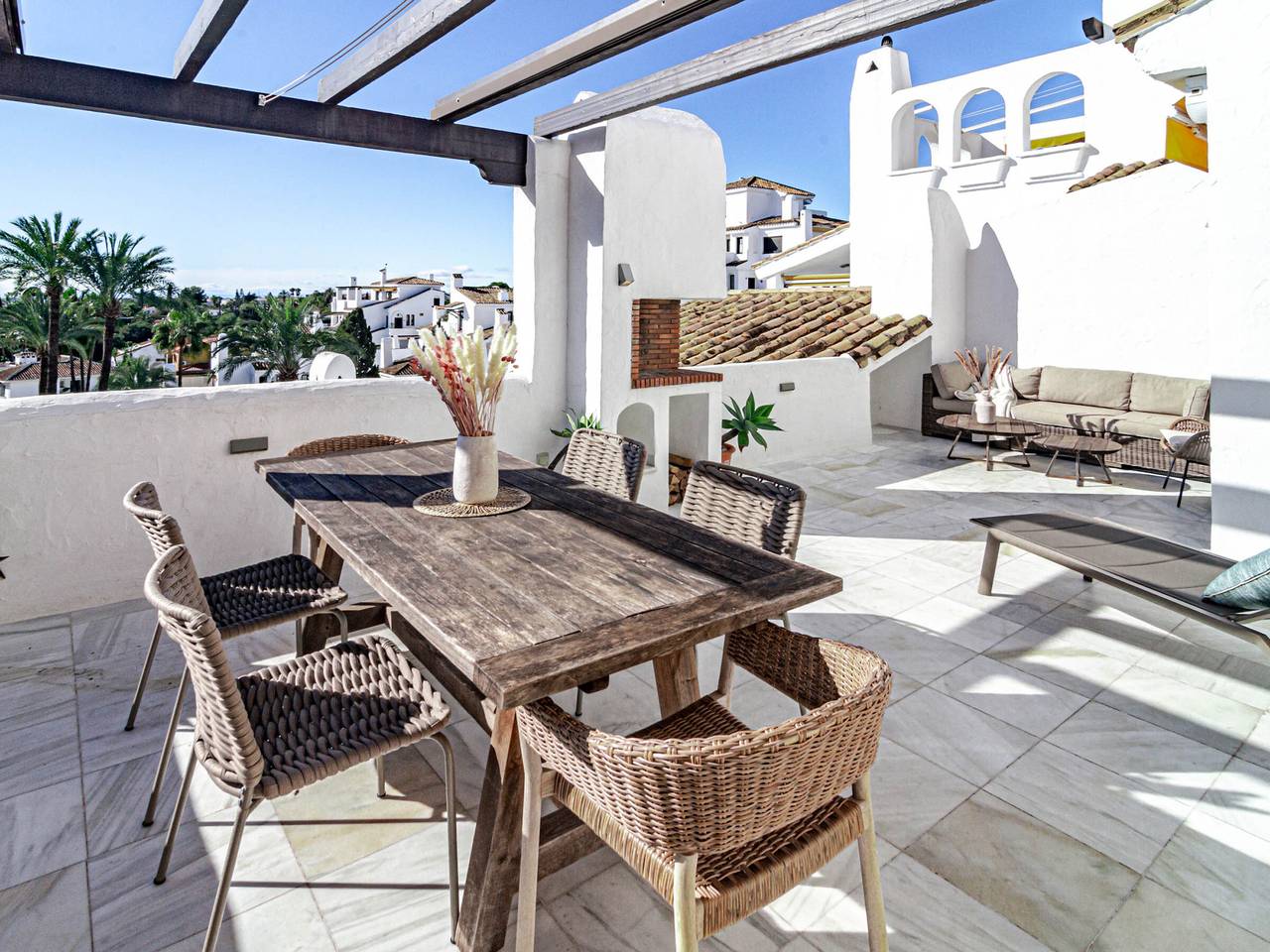 Entire apartment, Modern apartment with 3 bedrooms, air conditioning and pool in Nueva Andalucia in Marbella West, Marbella