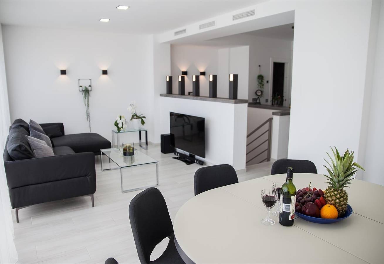 Spacious Sea View Penthouse with Sea View, Wi-Fi & Terrace in Playa El Bajondillo, Torremolinos
