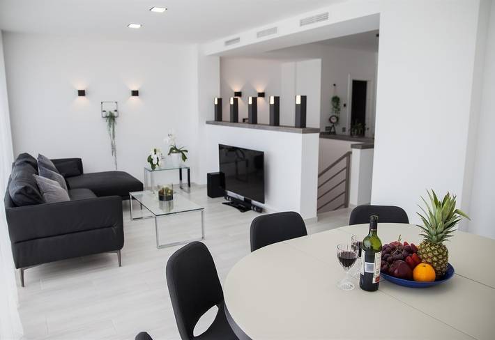 Spacious Sea View Penthouse mit Meerblick, Wlan und Terrasse in Playa El Bajondillo, Torremolinos