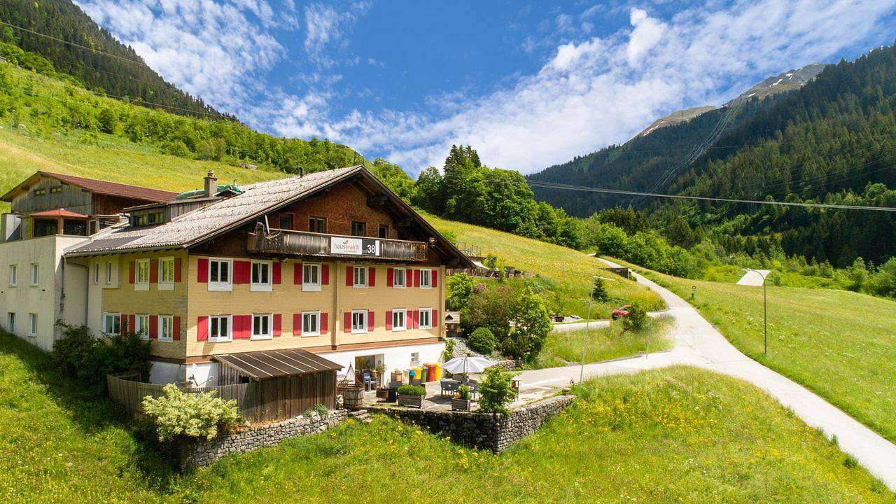 Geheel vakantieappartement, Vakantieappartement voor 16 personen met terras in Klösterle, Arlbergpas