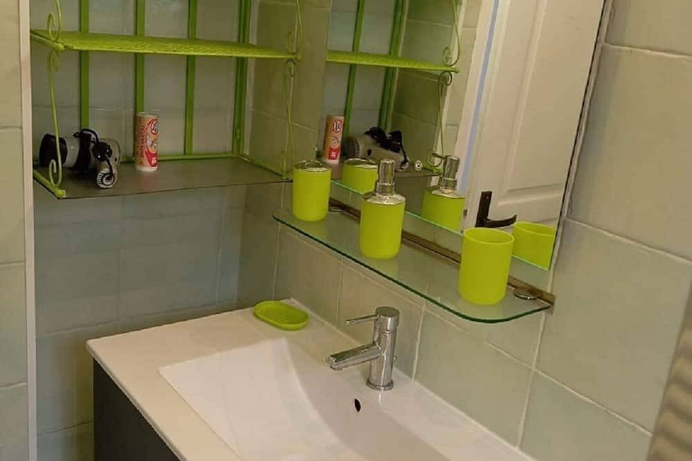 Ganze Wohnung, Loc. T2 villa Bastia south, terrace, near beaches, shops and activities in Bastia, Cap Corse