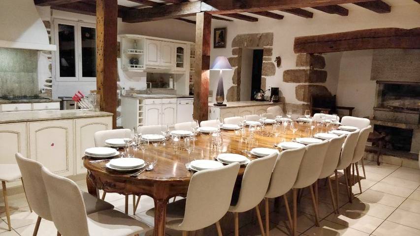 Location de vacances pour 10 personnes, avec jardin ainsi que vue et piscine à Leynhac - 3