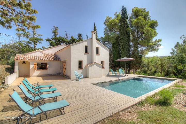 Gîte pour 6 personnes, avec Terrasse ainsi que Piscine et Vue