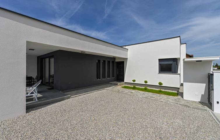 Reizende 2-Zimmer-Wohnung mit Pool, Parkplatz und WLAN, 2 km vom FKK-Strand „Aqvacity“ entfernt in Varazdin