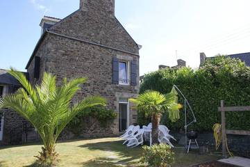 Location de vacances pour 12 personnes, avec jardin à Matignon