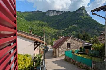 Gîte pour 6 personnes, avec terrasse et jardin dans Tenay