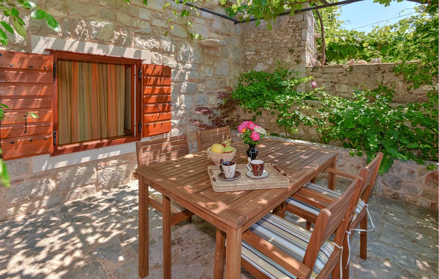 Charmant appartement avec terrasse, Wi-Fi et accès à la plage à 2 km in Stari Grad, Hvar