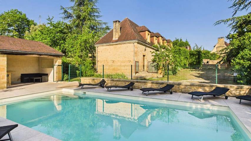 Location de vacances pour 16 personnes, avec piscine et jardin à La Chapelle-Aubareil