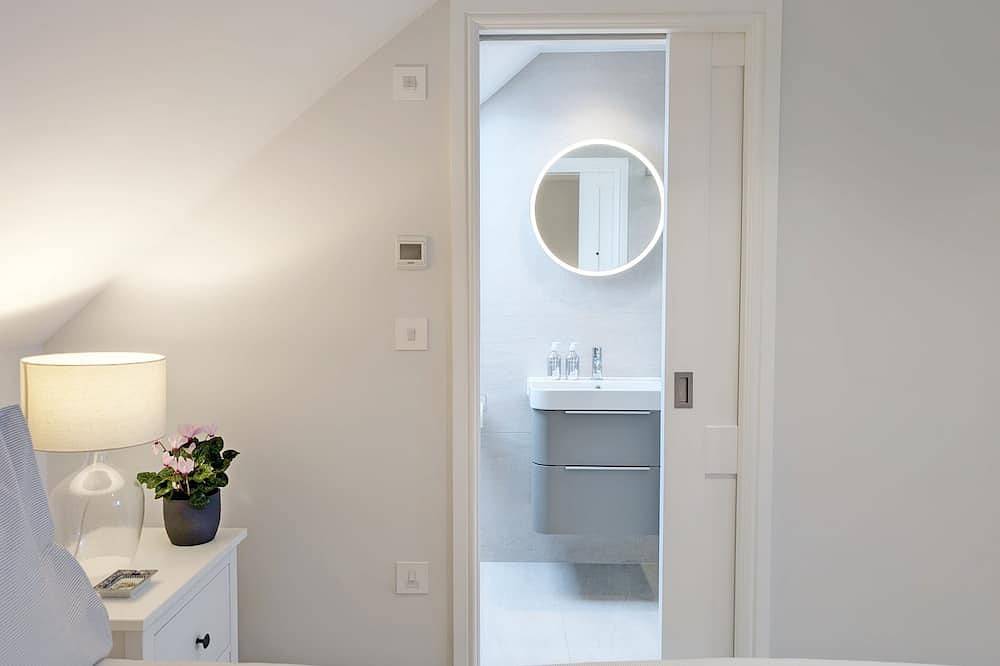 The Town House - sleeps 6 guests  in 3 bedrooms in Chichester, South-Downs