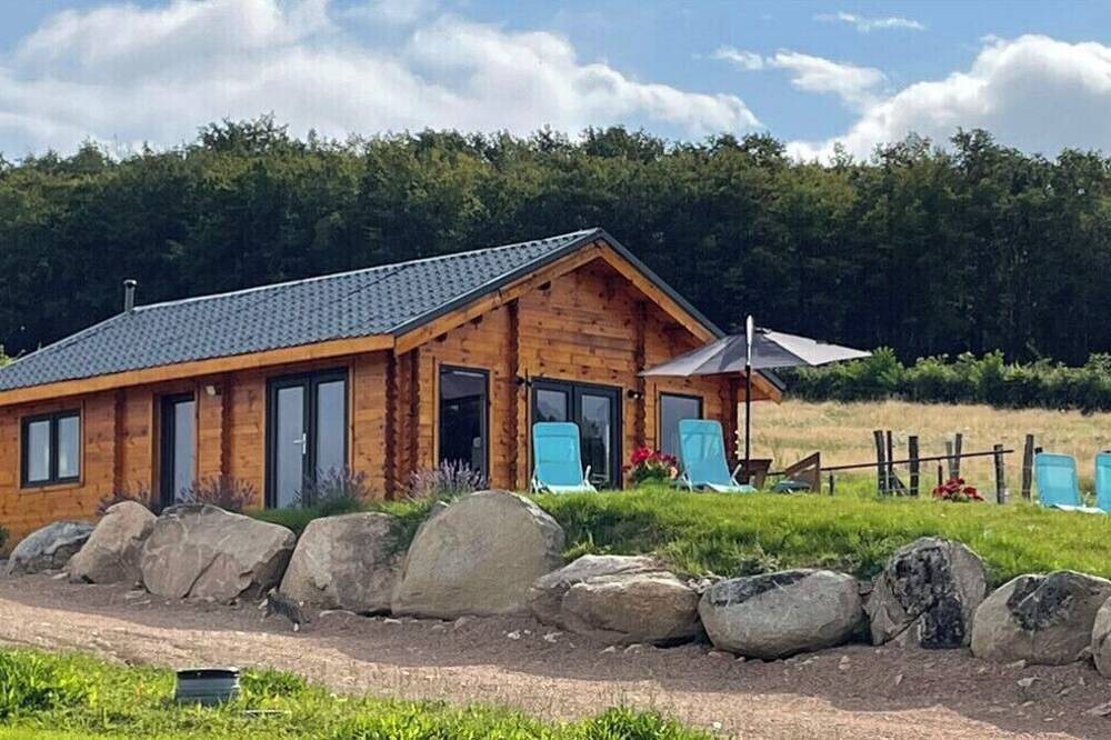 Quiet chalet with superb unobstructed view of the Morvan mountains in Saint-Germain-des-Champs, Parque natural de Morvan