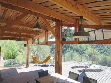 Location de vacances pour 5 personnes, avec jardin ainsi que piscine et vue, adapté aux familles à L'Escarène