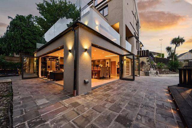 The Ridge London - Luxury Designer Villa with hot tub and sauna, Bexley borough of London in Bexley, London