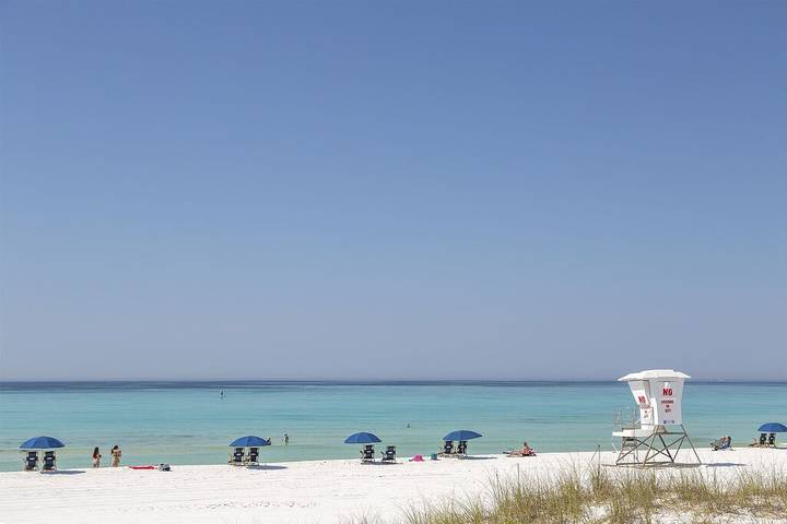 Vacation home for 4 people, with balcony and pool in Destin