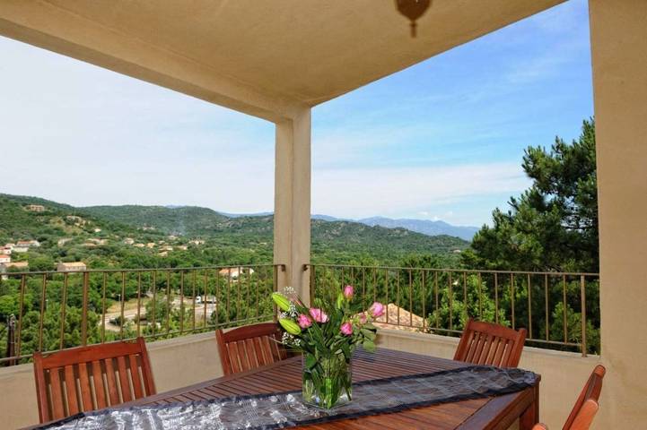 Parc de vacances pour 6 personnes, avec Balcon et Terrasse ainsi que Jardin et Vue à Porto-Vecchio