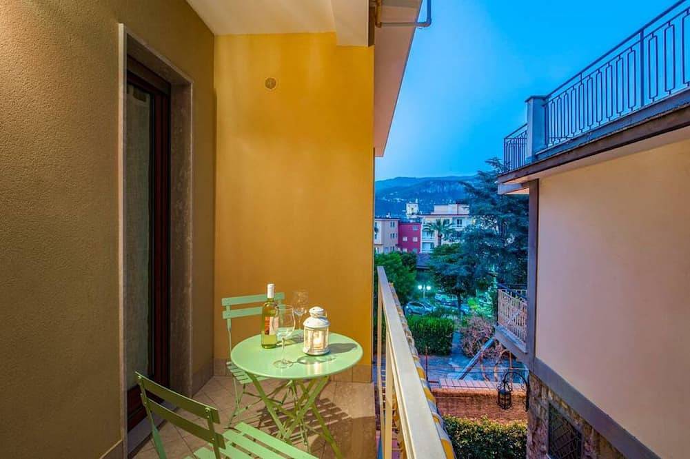 Casa Evelina – Camera Deluxe con terrazza privata e parcheggio in Sorrento, Sorrento Coast