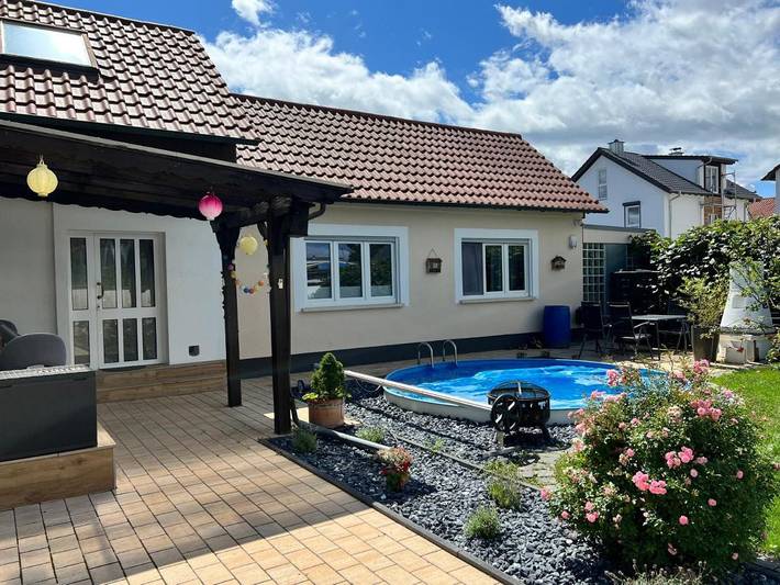 Ferienwohnung für 4 Personen, mit Terrasse und Garten sowie Pool und Ausblick in Römerberg