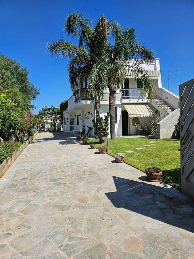 Villa per 10 persone, con Balcone e Terrazza nonché Giardino e Piscina a Lido Specchiolla