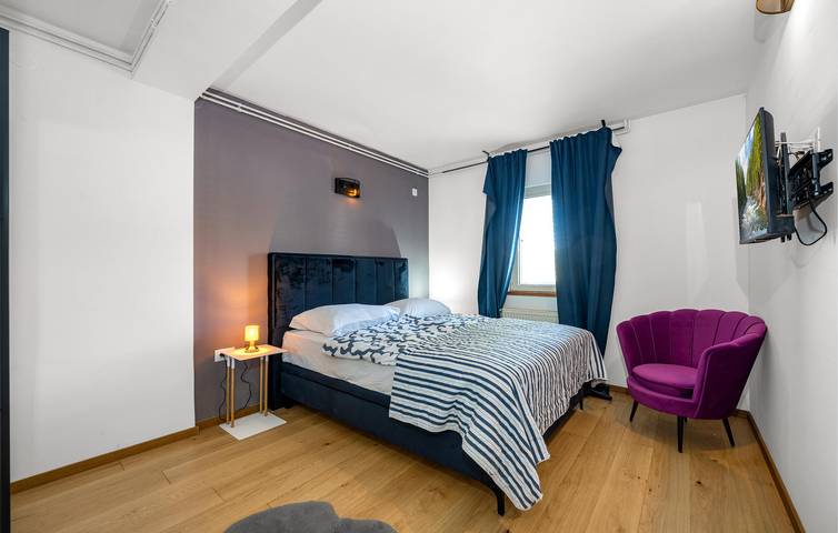 Ganze Ferienwohnung, Gemütlich, 2 km vom Strand entfernt: WLAN, Pool, Parkplatz und Terrasse! in Tisno, Murter
