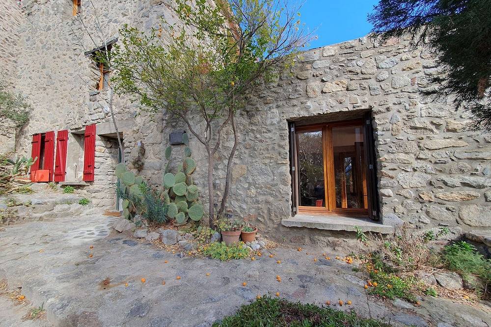 Typical Catalan village house in Eus one of the \"plus beaux villages\" in France in Eus, Región de Prades (Francia)