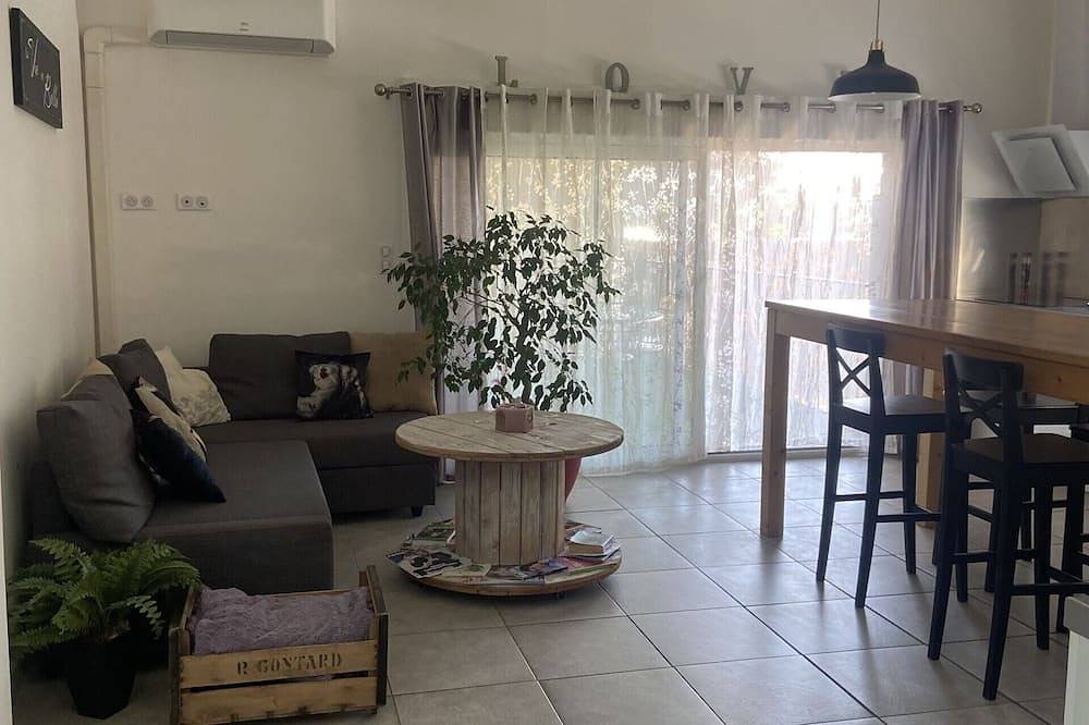 Entire apartment, Appartement Spacieux Calme Centre Village Avec Terrasse et Cour in Sarrians, Vaucluse