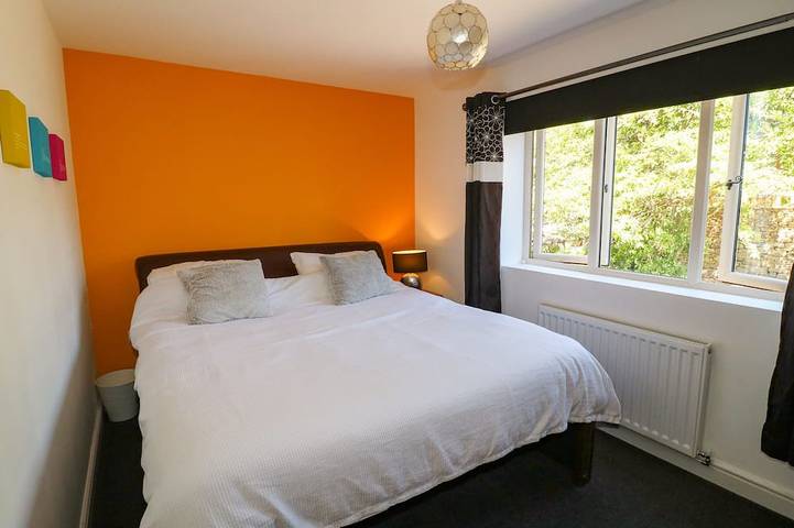 2 Snape Hill, family friendly, with open fire in Dronfield in Derbyshire