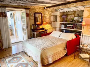 Chambre d’hôte pour 2 personnes, avec vue ainsi que jardin et terrasse, animaux acceptés à Vézac