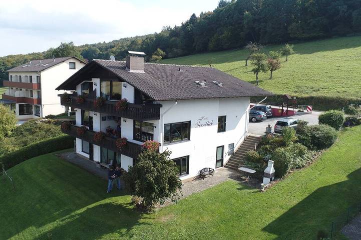 Ferienwohnung für 2 Personen, mit Balkon und Whirlpool in Bad König