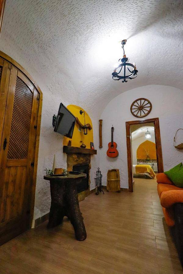 Location de vacances pour 5 personnes, avec vue ainsi que jardin et piscine, adapté aux familles à Guadix - 4