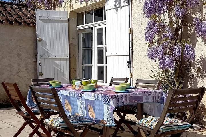 Gîte pour 6 personnes, avec terrasse ainsi que jardin et piscine à Sérignac