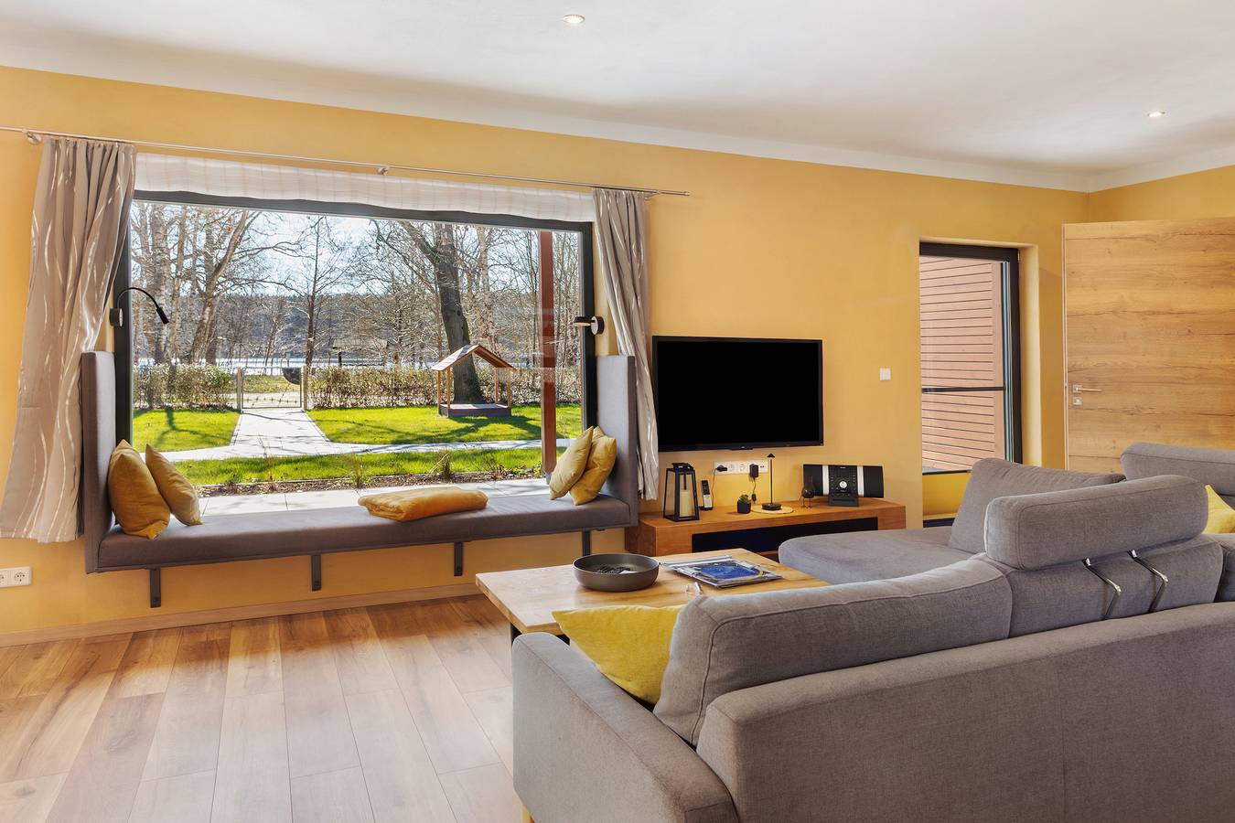 Holiday Home 'Mond am See' with Lake View, Private Terrace and Wi-Fi in Stechow-Ferchesar, Westhavelland