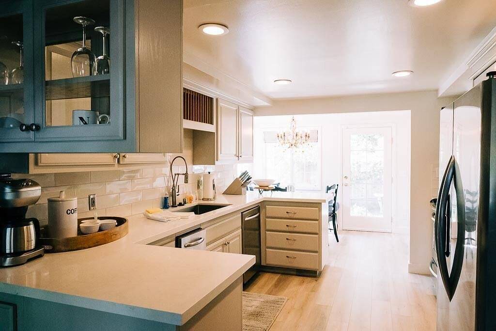 Private beach, boat slip, hot tub, pool table, fenced yard, Bbq, fire pit in Bass Lake