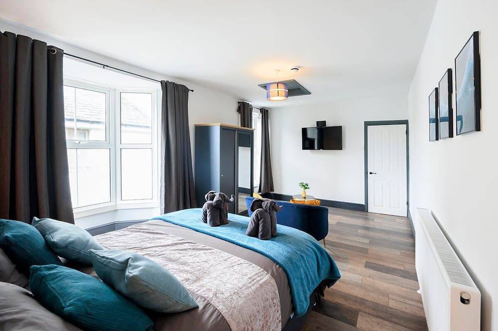 Large seafront apartment with balcony, parking and sea views in Aberystwyth, Cardigan Bay