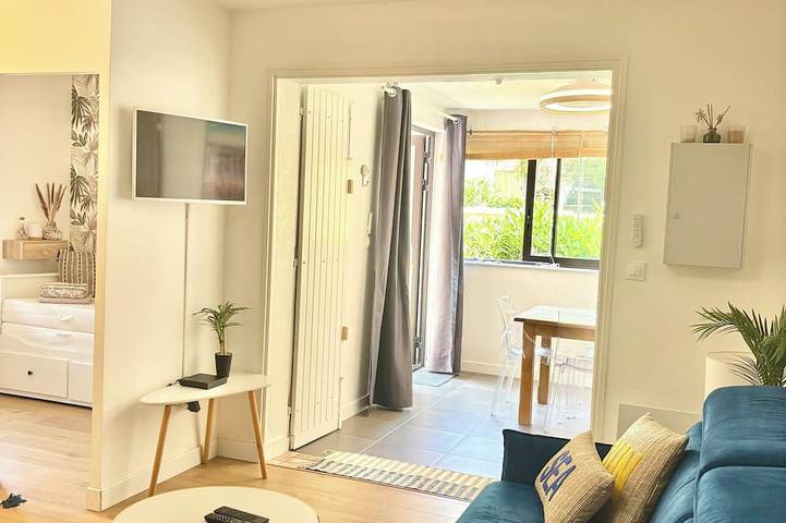 Entire apartment, Appartement à Bandol Avec Piscine et Accès mer in Bandol, Mediterranean Coast (France)