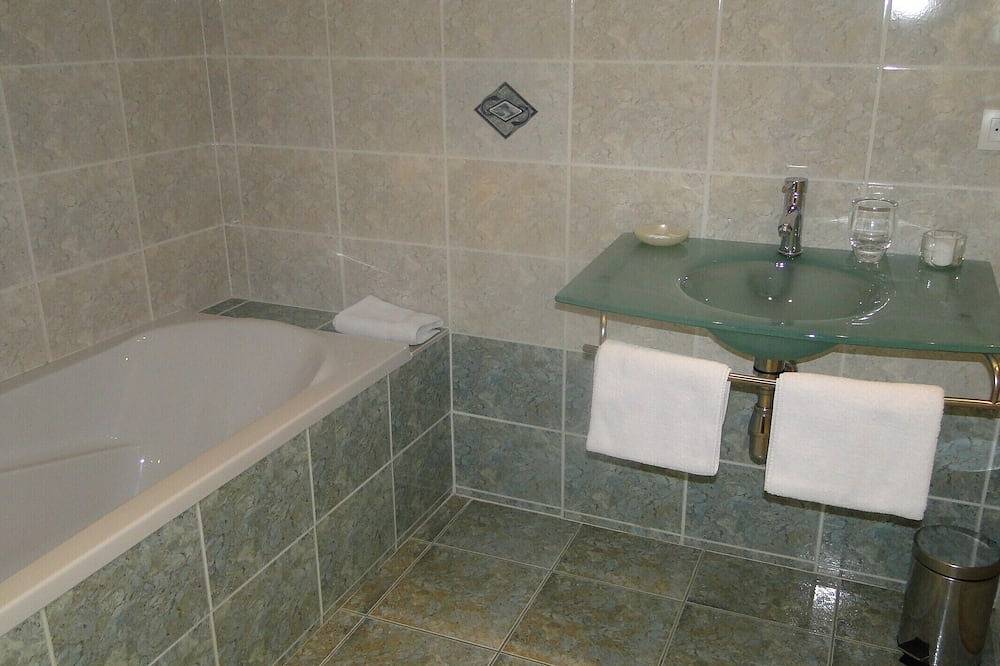Gîte de charme, 15 personnes max, piscine, parc arboré, vignoble, Anjou Saumur in Bellevigne-en-Layon, Région d'Angers