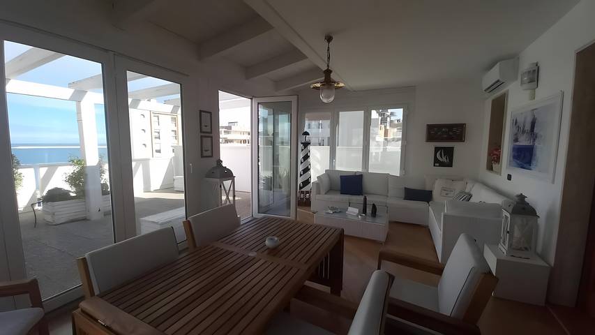 Entire apartment, ‘Sea View Suite Eventi Felici’ Apartment with Terrace, Sea View, Wi-Fi & Air Conditioning in Bari, Bari Province