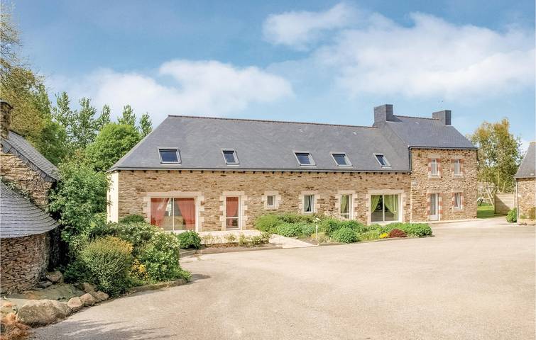 Ferme pour 11 personnes, avec jacuzzi et terrasse ainsi que jardin et piscine en Bretagne