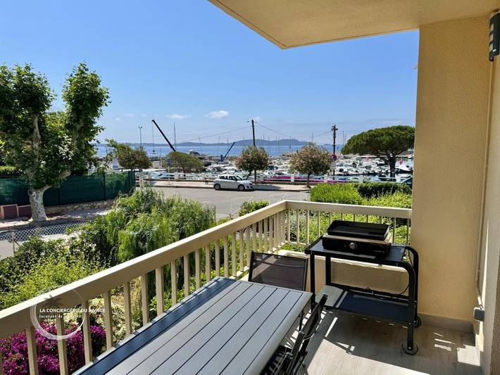 Gîte pour 4 personnes, avec Balcon ainsi que Terrasse et Vue dans Port Des Salettes Carqueiranne