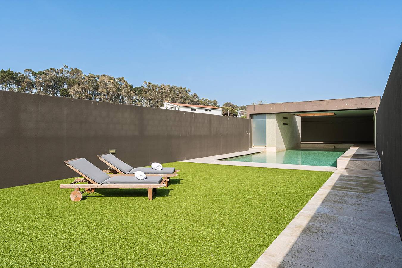 Guestready - Luxurious Beachfront Villa Retreat in Distrito do Porto