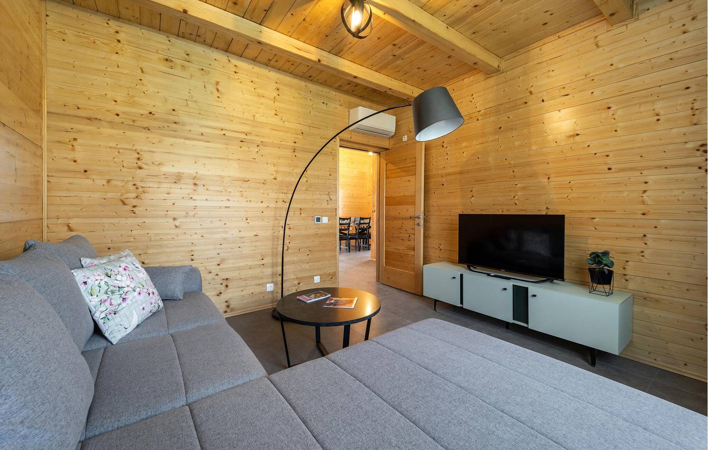 Modernes, 100 m² großes Apartment mit Pool, WLAN und 2,5 km Entfernung zum Fluss Okruglica in Bilje, Osijek-Baranja