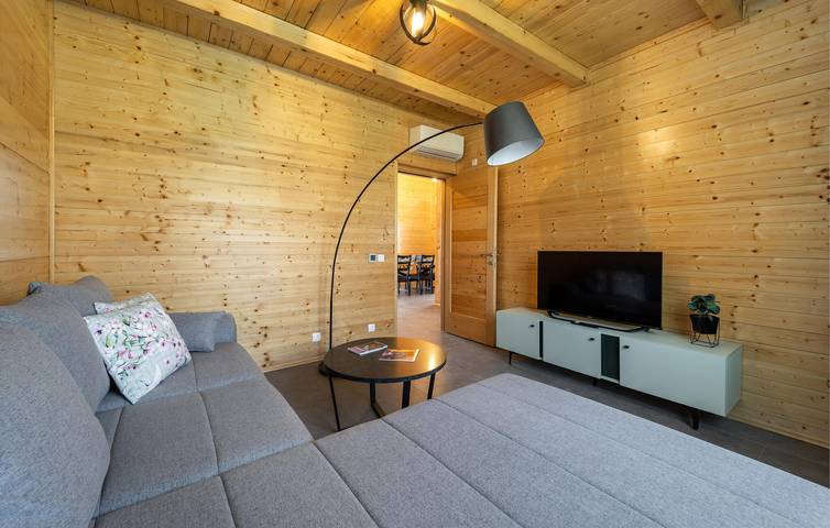 Modernes, 100 m² großes Apartment mit Pool, WLAN und 2,5 km Entfernung zum Fluss Okruglica in Bilje, Osijek-Baranja
