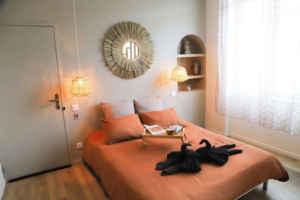 Entire apartment, Suite Serenity Room Spa- Balnéothérapie in Saint-Étienne, Loire