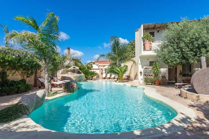 Hôtel pour 4 personnes, avec Terrasse ainsi que Jardin et Piscine à Cabras