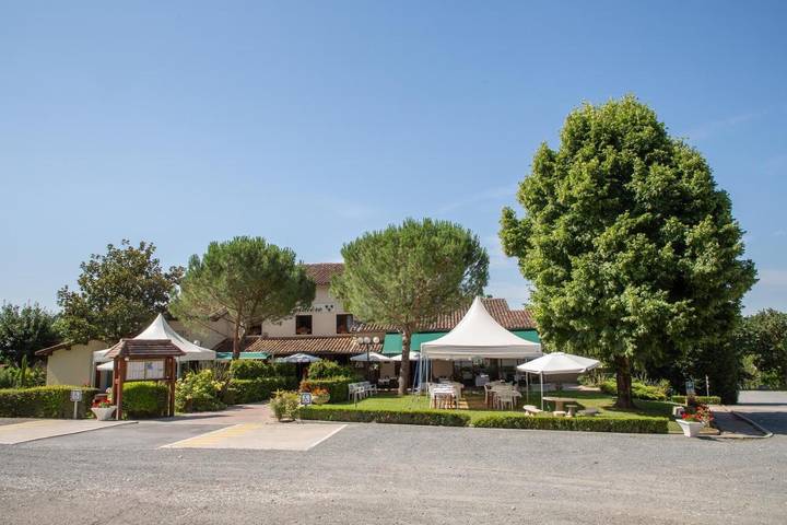 Hôtel pour 2 personnes, avec Terrasse ainsi que Jardin et Piscine à Cuq-Toulza