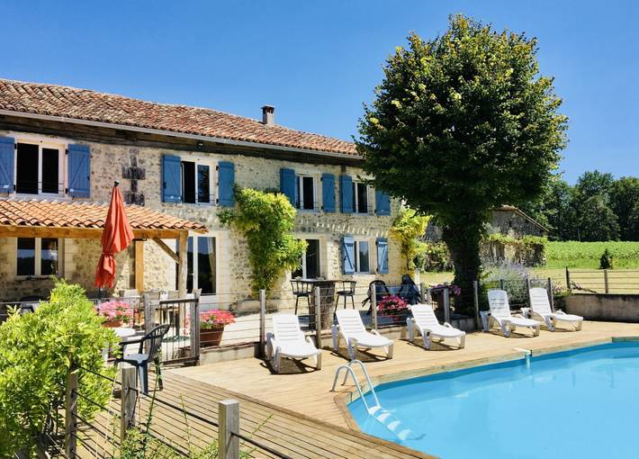 Cottage pour 14 personnes, avec terrasse ainsi que jardin et piscine à Courgeac