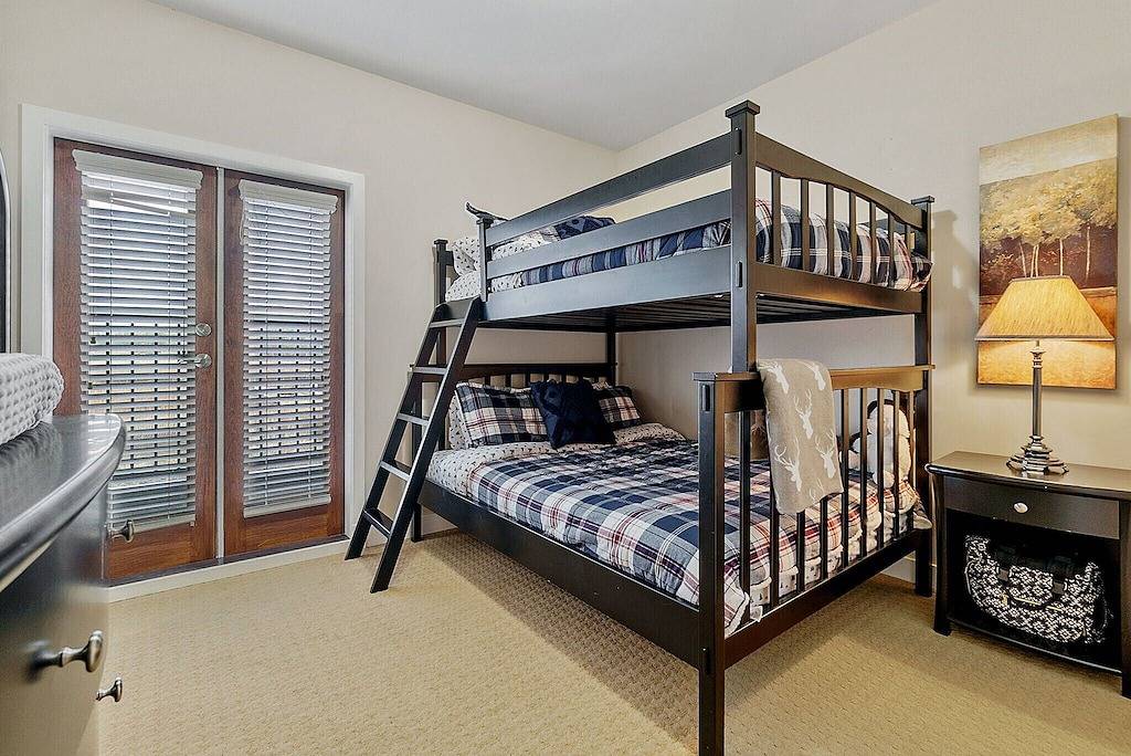 Ganze Wohnung, Okanagan Lake Beachfront Penthouse. 2 Bedrooms + den, 3 bath. Boatslip Option. in West Kelowna, Crystal Mountain