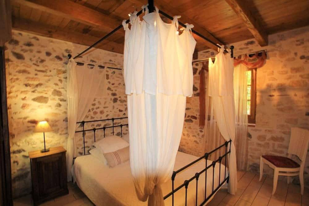 Property with 2 houses (10 and 4 people) and 2 heated swimming pools in Biron, Périgord Pourpre