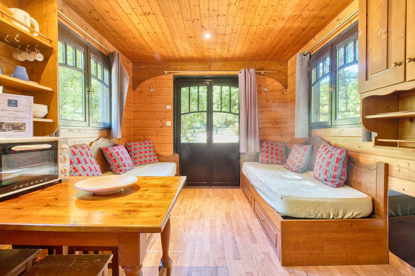 Appartement de vacances entier, Petite maison "La Roulotte Jaune" avec jardin privé, balcon et Wi-Fi in Monsac, Périgord Pourpre