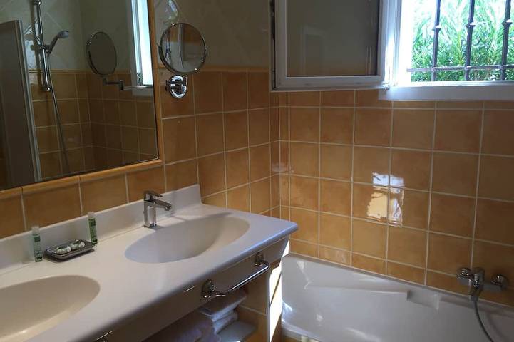 Location de vacances pour 6 personnes, avec piscine et jardin ainsi que terrasse et jacuzzi à Carros - 4