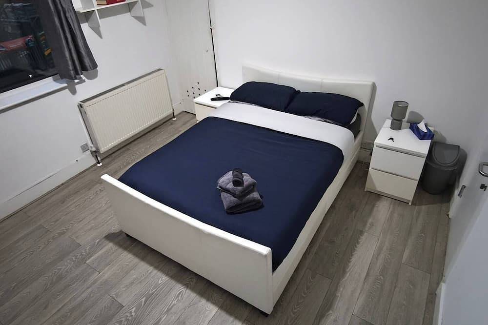 Top Location Large Double Room w Private Bathroom in Chelmsford, Essex