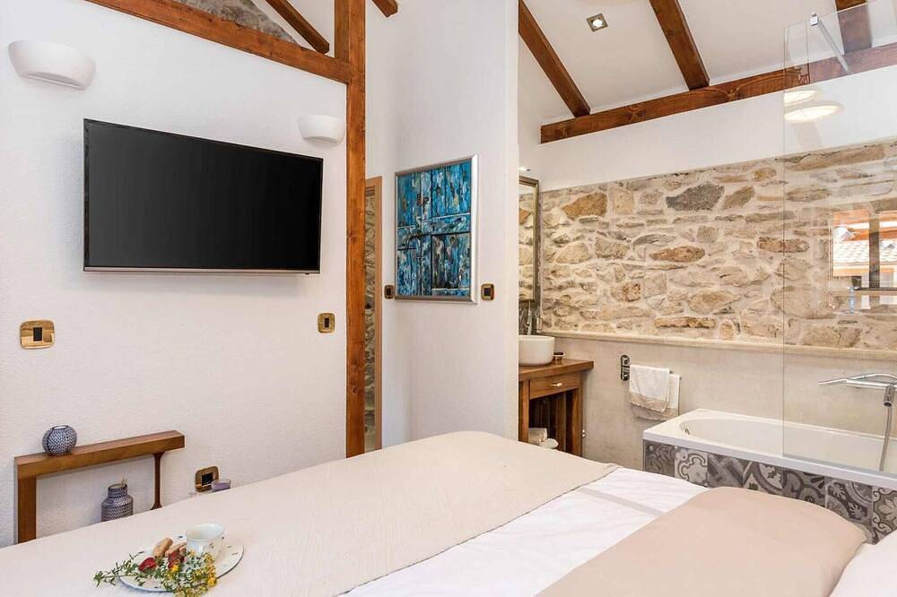 Luxury Villa Finessa Skradin 2 with heated pool, jacuzzi and sauna in Skradin, Šibenik-Knin